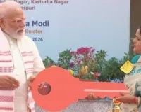 प्रधानमंत्री मोदी ने दिल्ली के सरोजिनी नगर में महिला लाभार्थियों को सौंपी जीपीआरए फ्लैट्स की चाबियां