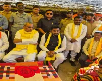 बाराबंकी बब्लू हत्याकांड : पीड़ित परिवार से मिले मंत्री ओपी राजभर, कहा- अपराधियों व उनको संरक्षण देने वालों के खिलाफ होगी कड़ी कार्रवाई