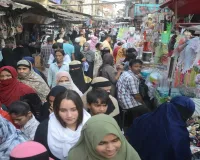 कानपुर : बेकनगंज बाजार में ईद की खरीदारी करने को उमड़ा कई जिलों का हुजूम