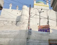 Sambhal :  रंग से बचाने को जुलूस मार्ग की मस्जिदें तिरपाल से ढकीं