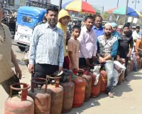 बरेली : सर्वर डाउन से गैस बुकिंग ठप, एजेंसियों पर लगी लंबी कतारें