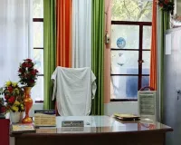 UP: कर्मचारियों और अधिकारियों की नहीं उतरी होली की खुमारी