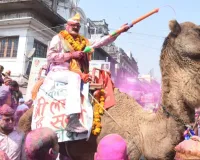 लखनऊ : चौक में दिखी पिचकारी से रंगों की जंग! ऊंट पर सवार ब्रजेश पाठक तो खुली जिप्सी में बैठक कर दिनेश शर्मा ने खेली होली