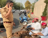 लखनऊ : गैस सिलेंडर संकट के बीच सपाइयों ने उपले बांट कर जताया विरोध