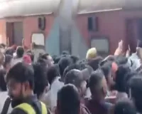 कानपुर सेंट्रल स्टेशन पर परीक्षार्थियों की भीड़ देख यात्रियों ने अंदर से लॉक किए  दरवाजे, जमकर हुआ हंगामा