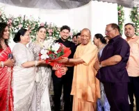 क्रिकेटर कुलदीप यादव के रिसेप्शन में पहुंचे सीएम योगी, बुके देकर दिया आशीर्वाद