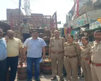कानपुर : गैस की कालाबाजारी रोकने के लिए तीन ठिकानों पर एक साथ छापा, 38 सिलेंडर बरामद