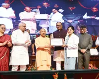 सीएम योगी ने नर्सिंग अधिकारियों को बांटा नियुक्ति पत्र, कहा- नर्सिंग सेवा और संवेदना का पेशा, विदेश में बढ़ी भारतीय नर्सों की मांग