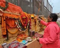 वाराणसी : मां श्रृंगार गौरी के दर्शन-पूजन के लिए उमड़ी श्रद्धालुओं की भीड़