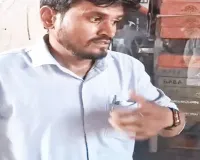 प्रयागराज : मेवा लाल बगिया चौराहे पर महिला ने शख्स को चप्पल से पीटा, लगाया यह बड़ा आरोप  