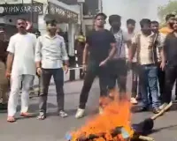 सीएम योगी की मां पर आपत्तिजनक टिप्पणी से लखनऊ में बवाल, ABVP कार्यकर्ताओं ने किया प्रदर्शन, फूंका मौलाना अब्दुल्ला सलीम का पुतला 