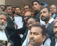 बाराबंकी बाबी हत्याकांड : वकीलों ने जाम किया हाइवे, डीएम को सौंपा पांच सूत्रीय मांगों का ज्ञापन