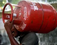 LPG Price Increased : गैस सिलेंडर के दाम बढ़ने से बिगड़ा रसोई का बजट, गृहणियों ने जताई नाराजगी
