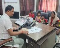 बाराबंकी : चार बेटियों संग तिरपाल में जिंदगी गुजार रही विधवा मंजू, प्रशासन ने हर संभव मदद का दिया आश्वासन