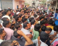 बाराबंकी में गहराया गैस का संकट : ठप होने की कगार पर व्यापार, घंटों लाइन में लगने को मजबूर उपभोक्ता