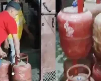 LPG crisis : हापुड़ में अवैध गैस भंडारण पर प्रशासन ने कसा शिकंजा, घर से 32 सिलेंडर जब्त, मामला दर्ज