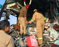 कानपुर : मार्बल लदे ट्रेलर में घुसी डबल डेकर टूरिस्ट बस, दो की मौत, 56 घायल