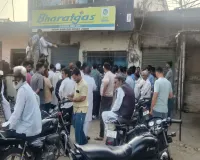 Moradabad: प्रशासन ने संभाली गैस एजेंसी, कतार में लगकर खरीदा सिलेंडर