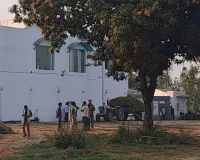 UP: मटर फैक्ट्री में गैस रिसाव से अफरा-तफरी, गंध फैलते ही मजदूरों ने भागकर बचाई जान 