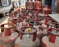Bareilly: गैस की कालाबाजारी शुरू, 1500 तक का बिका सिलेंडर, डरे लोगों ने शुरू की जमाखोरी 