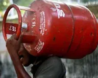 Uttrakhand: सिलेंडर के लिए सुबह 5 बजे से ही लाइन में लग जा रहे हैं उपभोक्ता