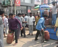 Bareilly : 1500 में बेचे जा रहे सिलेंडर, उपभोक्ता एजेंसी के काट रहे चक्कर