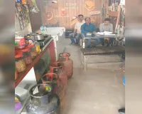 Moradabad: कन्फेक्शनरी व पकौड़ी सेंटर में पकड़े घरेलू व कामर्शियल सिलेंडर