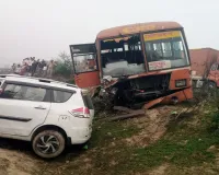 भीषण हादसा: बस-कार की जोरदार भिड़ंत में तीन लोगों की मौत, दो गंभीर घायल