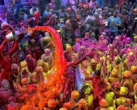 रंगों से आगे... आत्मा के रंगों की होली