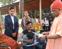  सीएम का जनता दर्शन : फरियादियों से बोले योगी...बेफिक्र होकर कराओ इलाज, सरकार करेगी मदद