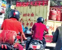 Uttrakhand: सिलेंडर के लिए लगा डाली रेस, बाइक-स्कूटी से गैस ट्रक का किया पीछा