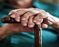 Moradabad: पेंशन के लिए चक्कर काट रहे 12 हजार बुजुर्ग...इंतजार है कि खत्म नहीं होता