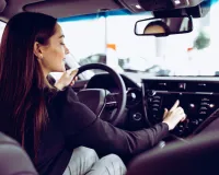 Bareilly : पीछे बैठने वाली नहीं...अब खुद ड्राइवर बनी नारी शक्ति