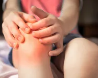 बच्चों में जोड़ों का दर्द और सुबह की जकड़न को हल्के में न लें, ये गठिया की हो सकती है शुरुआत