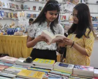Lucknow Book Fair: लखनऊ पुस्तक मेले में बिकीं 32 लाख की पुस्तकें, मेले में अंतिम दिन रही युवाओंऔर छात्रों की भीड़