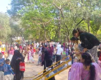 लखनऊ चिड़ियाघर में उमड़ी 24 हजार से ज्यादा की भीड़, बच्चों में झूला-पार्क और बालरेल की धूम, जिराफ-व्हाइट टाइगर बने स्टार!