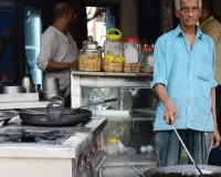 गैस किल्लत ने लौटाया पुरातन युग, धधकने लगी भट्टियां... बाजारों में नहीं है इंडक्शन, मांग बढ़ीं तो कीमतों में आया उछाल