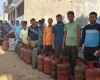 सिलेंडर की ब्लैक मार्केटिंग चरम परः कीमतें छू रही आसमान, लोगों को टोल-फ्री नंबर भी कर रहा परेशान... कैसे बुक कराएं गैस?