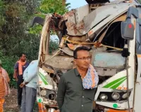 Mau Bus Accident: अयोध्या से लौट रहे श्रद्धालुओं की पेड़ से टकराई बस, 40 लोग घायल