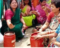 सड़कों पर उतरीं समाजवादी महिला सभा की महिलाएं, वाराणसी में एलपीजी किल्लत के लिए विरोध