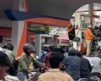 पेट्रोल पंपों पर मनमानी: बाइक वालों को सिर्फ 200 रुपये का, कार वालों को 1500 रुपये का पेट्रोल, बिना आदेश सीमा लगाकर फैलाई घबराहट 