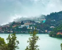 Uttrakhand: नैनीताल में हुई हल्की रिमझिम बारिश से मौसम सुहाना...सारे दिन चलीं तेज हवाएं