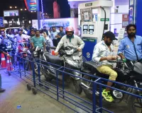 Bareilly : गैस के बाद पेट्रोल संकट का शोर...पंपों पर उमड़ी भीड़ तो अफवाहों से बचने की मिली सलाह