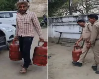 Bareilly: गैस के लिए खाकी भी कतारों में, पुलिस लाइन की गैस एजेंसी पर मची अफरा-तफरी