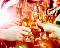 Moradabad: होटल में रंगरेलियां मना रहे दस लड़कों को तीन महिलाओं के साथ पकड़ा 