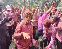 पुलिस की होली: चुम्मा-चुम्मा गाने पर खूब थिरके, एसएसपी अनुराग आर्य का दिखा रंगीला अंदाज