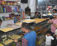 Bareilly: गुजिया से गिफ्ट पैक तक तैयार...शहर में करोड़ों के कारोबार की आस 