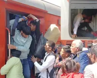 Bareilly: होली स्पेशल ट्रेनें नाकाफी...शौचालय में सफर करने को मजबूर यात्री