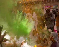 वृंदावन में विधवा महिलाओं ने खेली होली: टूटी सालों पुरानी परंपरा, मंदिर परिसर में जमकर उड़ा गुलाल 