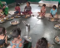 आंगनबाड़ी केंद्रों से कुपोषण पर निर्णायक प्रहार:  ‘पोषण 2.0’ के तहत 36 लाख बच्चों तक पहुंच रहा गर्म भोजन, नन्हें कदमों को पोषण का संबल